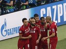 Fotbalisté Liverpoolu se radují z branky Mohameda Salaha (druhý zleva) do sít...