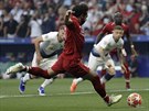 Liverpoolský kídelník Mohamed Salah otevírá z penaltového puntíku skóre finále...