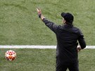 Liverpoolský trenér Jürgen Klopp diriguje své svence bhem finále Ligy mistr...