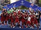 Fotbalisté Liverpoolu se radují ze zisku trofeje pro vítze Ligy mistr.