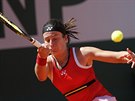 Lotyka Anastasija Sevastovová odehrává balon bhem zápasu proti eské tenistce...