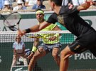 panl Rafael Nadal (vzadu) sleduje svého protivníka Juana Londera z Argentiny...