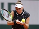 Markéta Vondrouová hraje bekhend ve finále Roland Garros.
