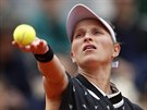 Markéta Vondrouová si nadhazuje mí na podání ve finále Roland Garros.