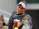 Markéta Vondrouová hraje forhend ve finále Roland Garros.