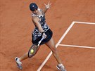 Ashleigh Bartyová z Austrálie se vytáí na forhend ve finále Roland Garros.