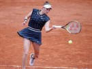 Markéta Vondrouová hraje forhend ve finále Roland Garros.