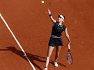 Markéta Vondrouová podává ve finále Roland Garros.