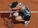 Australanka Ashleigh Bartyová slaví vítzství na Roland Garros.