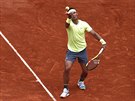 �pan�l Rafael Nadal na servisu b�hem finále Roland Garros.