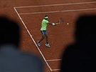 panl Rafael Nadal odehrává balon bhem finále Roland Garros.