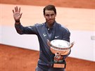 panl Rafael Nadal mává divákm po svém triumfu na Roland Garros.