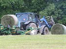 Farmá Petr Marek zaal vera na polích u Dudína na Jihlavsku se sklizní pícnin...