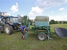 Farmář Petr Marek začal včera na polích u Dudína na Jihlavsku se sklizní pícnin...