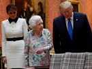 Americký prezident a jeho manelka si po boku britské královny si prohlíejí...