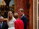 Ivanku Trumpovou po sbírkách Královské umlecké sbírky v Buckinghamském paláci...