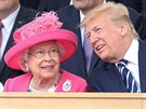 Královna Elizabeth II. v hovoru s americkým prezidentem na tribun oslav v...