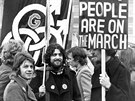 lenové Gay Liberation Front pi protestním pochodu Londýnem (18. ledna 1971)