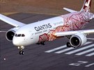 Dreamliner australské spolenosti Qantas pistává na letiti v Alice Springs...