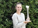 Tenistka Markéta Vondrouová pózuje s vítznou trofejí z turnaje WTA. (27....