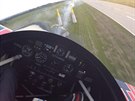 Adrenalin! Pilot klikuje letadlem mezi pylony