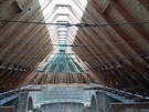 Do kostela v Neratově zatéká prosklenou střechou