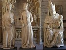 Kopie sochy Karla IV vedle francouzského královského páru v Papeském paláci v...