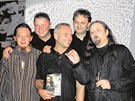 Na k�tu knihy Petra Honse (uprost�ed) nechyb�li v roce 2008 ani �lenov� skupiny...