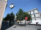 Na eskou ulici v centru Brna se po oprav vrátily legendární hodiny. Zdobí je...