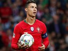 Portugalský útoník Cristiano Ronaldo se pipravuje, e bude zahrávat penaltu,...