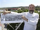 Pracovník žďárského muzea Miloslav Lopaur na ochozu věže ukazuje, jak se město...