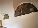 Po restaurovn se obrazy vracej na pvodn msto - zdob chodby bvalho...