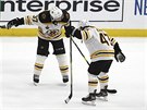 Patrice Bergeron a Torey Krug slaví vítzství Bostonu ve tetím finále Stanley...