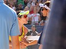 Ana Patrícia (vpravo) blahopeje Agat k triumfu na turnaji Svtového okruhu v...