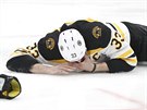 Otesený obránce Bostonu Zdeno Chara po tvrdé rán pukem.