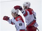 Martin Neas (vlevo) a Tomá Juro slaví gól Charlotte ve tetím finále AHL.