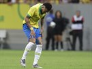 Brazilec Neymar se sbírá po faulu v pátelském utkání proti Kataru.