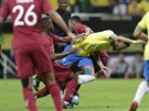 Brazilec Neymar v ostrém souboji v přátelském utkání proti Kataru.