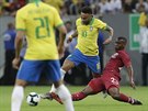 Brazilec Neymar v ostrém souboji s Assim Madibou v přátelském utkání proti...