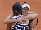 Markéta Vondrouová (elem) blahopeje Ashleigh Bartyové po prohraném finále...