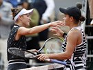 Markéta Vondrouová (vlevo) a Ashleigh Bartyová a jejich objetí po finále...