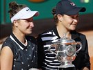 Markéta Vondrouová (vlevo) a Ashleigh Bartyová s trofejemi pro finalistku a...