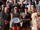 Markéta Vondrouová (vlevo) a Ashleigh Bartyová s trofejemi pro finalistku a...