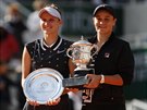 Markéta Vondrouová (vlevo) a Ashleigh Bartyová s trofejemi pro finalistku a...