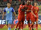Romelu Lukaku a Vincent Kompany slaví belgický gól proti Kazachstánu v utkání...