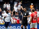 Anglický fotbalista Danny Rose dostává lutou kartu v utkání se výcarskem o...