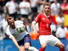 Anglický fotbalista  Harry Kane a výcar Nico Elvedi v utkání o tetí místo v...