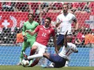 Anglický fotbalista  Fabian Delph se pokouí zastavit skluzem výcara Fabiana...