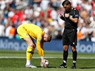 Anglický branká Jordan Pickford se chystá kopat penaltu v souboji o tetí...