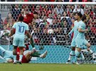 Portugalec William Carvalho hlavikuje v utkání proti Nizozemsku ve finále Ligy...